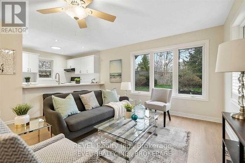 6839 Imperial Court, Niagara Falls, ON - Indoor Photo Showing Living Room