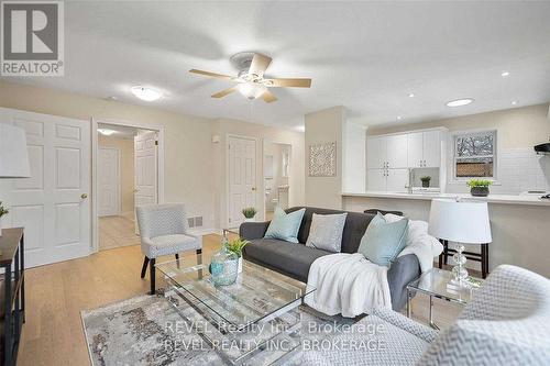 6839 Imperial Court, Niagara Falls, ON - Indoor Photo Showing Living Room