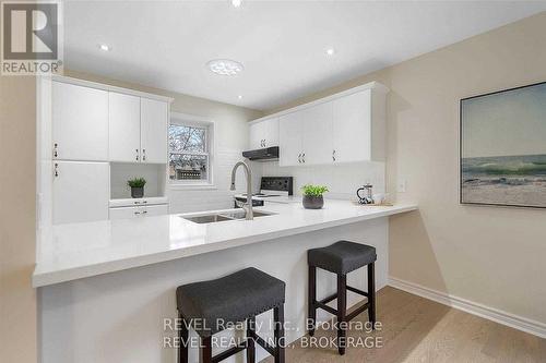 6839 Imperial Court, Niagara Falls, ON - Indoor Photo Showing Kitchen