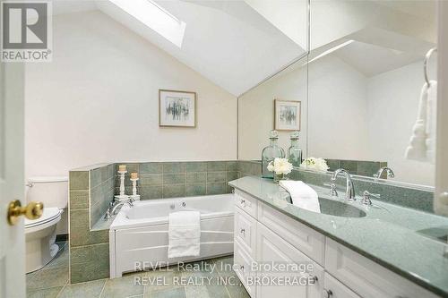 6839 Imperial Court, Niagara Falls, ON - Indoor Photo Showing Bathroom