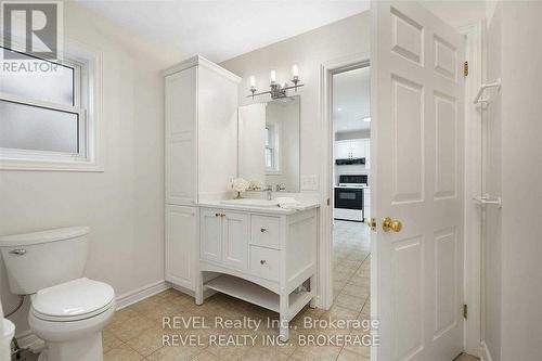 6839 Imperial Court, Niagara Falls, ON - Indoor Photo Showing Bathroom