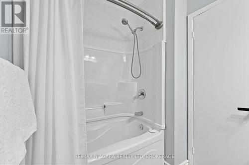 8848 Banting Street, Niagara Falls (223 - Chippawa), ON - Indoor Photo Showing Bathroom