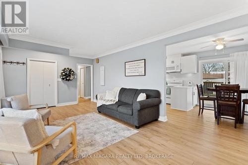 8848 Banting Avenue, Niagara Falls (223 - Chippawa), ON - Indoor Photo Showing Living Room