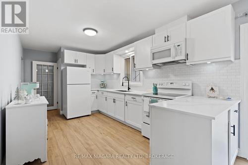 8848 Banting Avenue, Niagara Falls (223 - Chippawa), ON - Indoor Photo Showing Kitchen