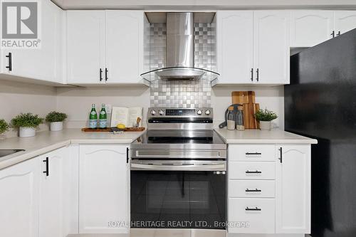 154 Queen Isabella Crescent, Vaughan, ON - Indoor Photo Showing Kitchen