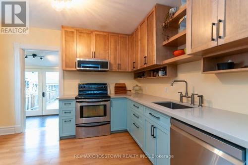 26 Holgate Street, Barrie, ON - Indoor Photo Showing Kitchen