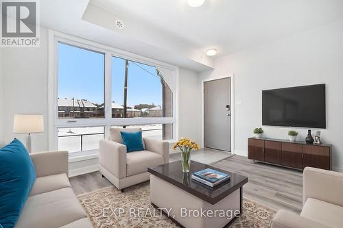 722 Mishi, Ottawa, ON - Indoor Photo Showing Living Room