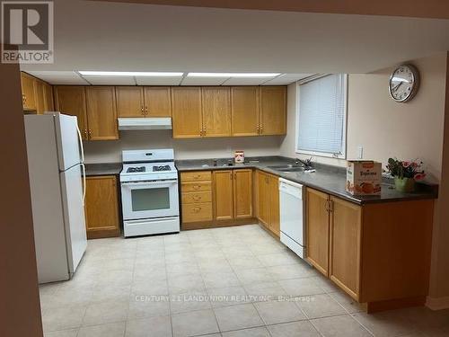 36 Westmoreland Court, Markham, ON - Indoor Photo Showing Kitchen With Double Sink