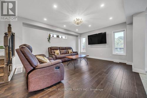 425 Woodbine Avenue, Kitchener, ON - Indoor Photo Showing Living Room