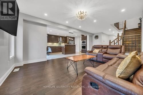 425 Woodbine Avenue, Kitchener, ON - Indoor Photo Showing Living Room