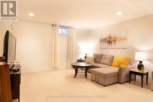 68 Meadowvale Drive, St. Thomas, ON - Indoor Photo Showing Living Room