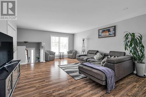 95 French Avenue, South Stormont, ON - Indoor Photo Showing Living Room