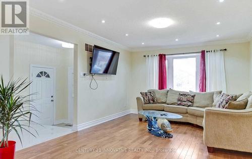 69 Blacktoft Drive, Toronto, ON - Indoor Photo Showing Living Room