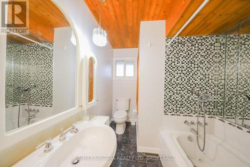 5 Commodore Bay, St. Catharines (444 - Carlton/Bunting), ON - Indoor Photo Showing Bathroom