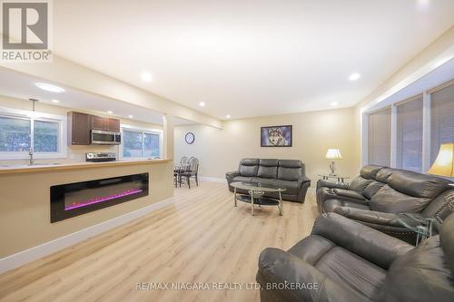 5 Commodore Bay, St. Catharines (444 - Carlton/Bunting), ON - Indoor Photo Showing Living Room With Fireplace