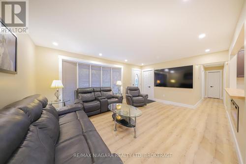 5 Commodore Bay, St. Catharines (444 - Carlton/Bunting), ON - Indoor Photo Showing Living Room