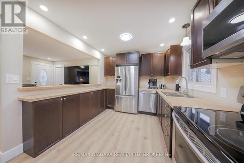 5 Commodore Bay, St. Catharines (444 - Carlton/Bunting), ON - Indoor Photo Showing Kitchen