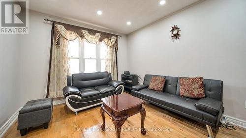 36 Woodside Court, Brampton, ON - Indoor Photo Showing Living Room