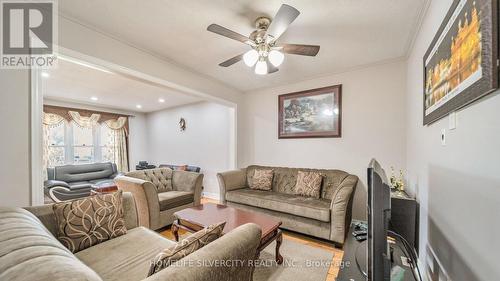 36 Woodside Court, Brampton, ON - Indoor Photo Showing Living Room