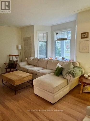 4195 John Street, Lincoln, ON - Indoor Photo Showing Living Room