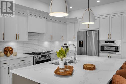 981 Lochness Street, Kelowna, BC - Indoor Photo Showing Kitchen With Upgraded Kitchen