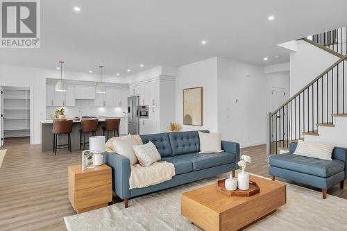 981 Lochness Street, Kelowna, BC - Indoor Photo Showing Living Room