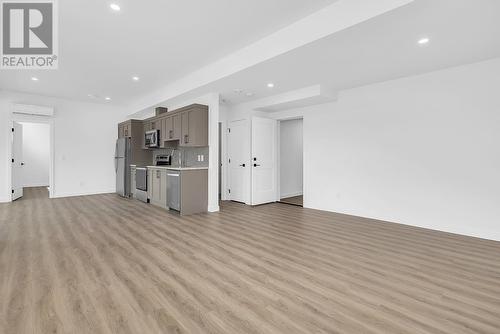 981 Lochness Street, Kelowna, BC - Indoor Photo Showing Kitchen