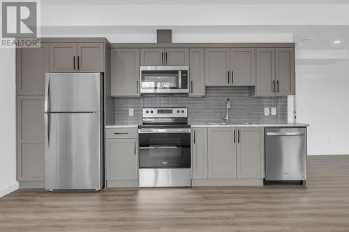 981 Lochness Street, Kelowna, BC - Indoor Photo Showing Kitchen With Upgraded Kitchen