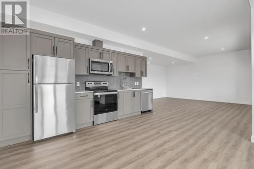 981 Lochness Street, Kelowna, BC - Indoor Photo Showing Kitchen