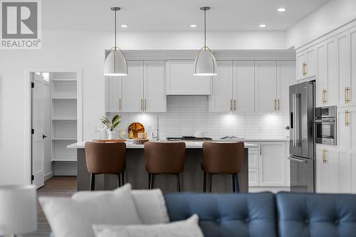 981 Lochness Street, Kelowna, BC - Indoor Photo Showing Kitchen With Upgraded Kitchen