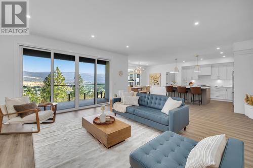 981 Lochness Street, Kelowna, BC - Indoor Photo Showing Living Room