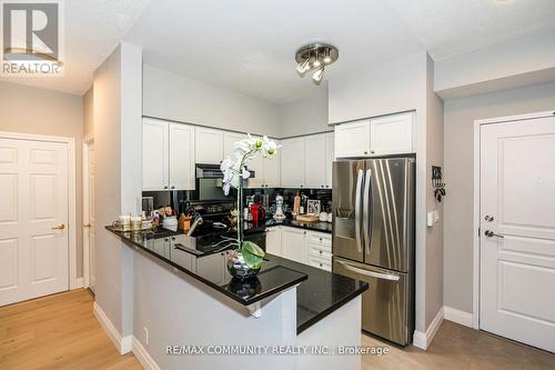 718 - 16 Dallimore Circle, Toronto, ON - Indoor Photo Showing Kitchen