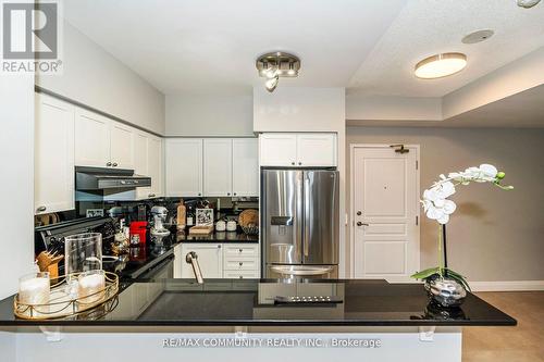 718 - 16 Dallimore Circle, Toronto, ON - Indoor Photo Showing Kitchen