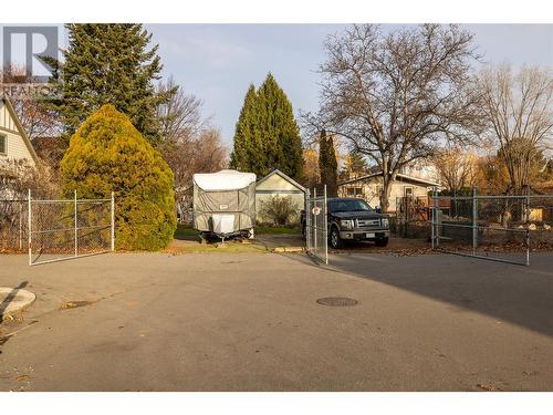 621 Elliot Avenue, Kelowna, BC - Outdoor