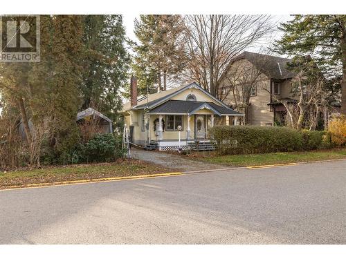 621 Elliot Avenue, Kelowna, BC - Outdoor With Facade