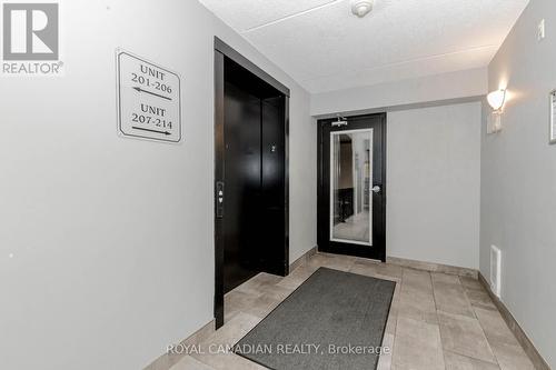 211 - 2055 Appleby Line, Burlington, ON - Indoor Photo Showing Other Room