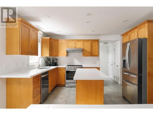 4641 Crawford Court, Kelowna, BC - Indoor Photo Showing Kitchen With Double Sink