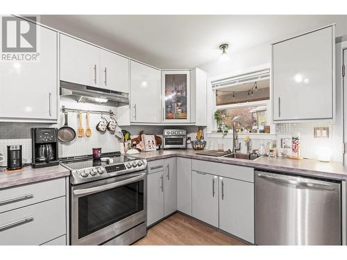 3808 Alexis Park Drive, Vernon, BC - Indoor Photo Showing Kitchen