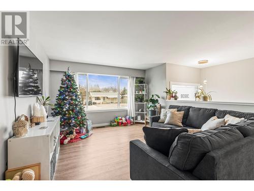 3808 Alexis Park Drive, Vernon, BC - Indoor Photo Showing Living Room