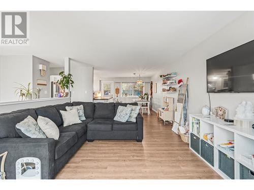 3808 Alexis Park Drive, Vernon, BC - Indoor Photo Showing Living Room