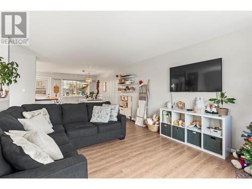 3808 Alexis Park Drive, Vernon, BC - Indoor Photo Showing Living Room