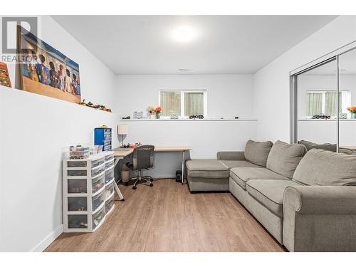 3808 Alexis Park Drive, Vernon, BC - Indoor Photo Showing Living Room