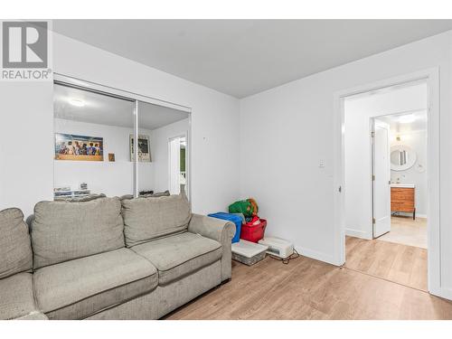 3808 Alexis Park Drive, Vernon, BC - Indoor Photo Showing Living Room