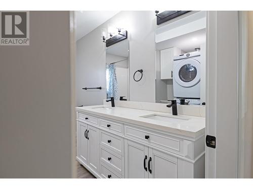 273 Spruce Avenue, Kamloops, BC - Indoor Photo Showing Bathroom