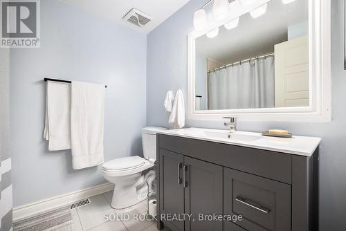 10 Esterlawn, Ottawa, ON - Indoor Photo Showing Bathroom