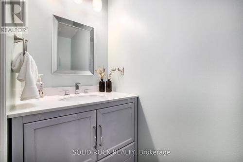 10 Esterlawn, Ottawa, ON - Indoor Photo Showing Bathroom