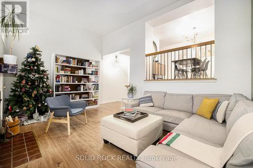 10 Esterlawn, Ottawa, ON - Indoor Photo Showing Living Room