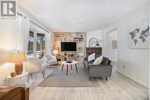 194 Barrow Crescent N, Ottawa, ON - Indoor Photo Showing Living Room