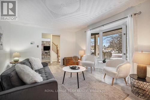 194 Barrow Crescent N, Ottawa, ON - Indoor Photo Showing Living Room