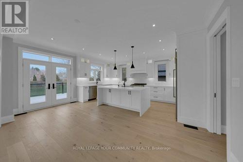 90 Howard Road, Newmarket, ON - Indoor Photo Showing Kitchen With Upgraded Kitchen